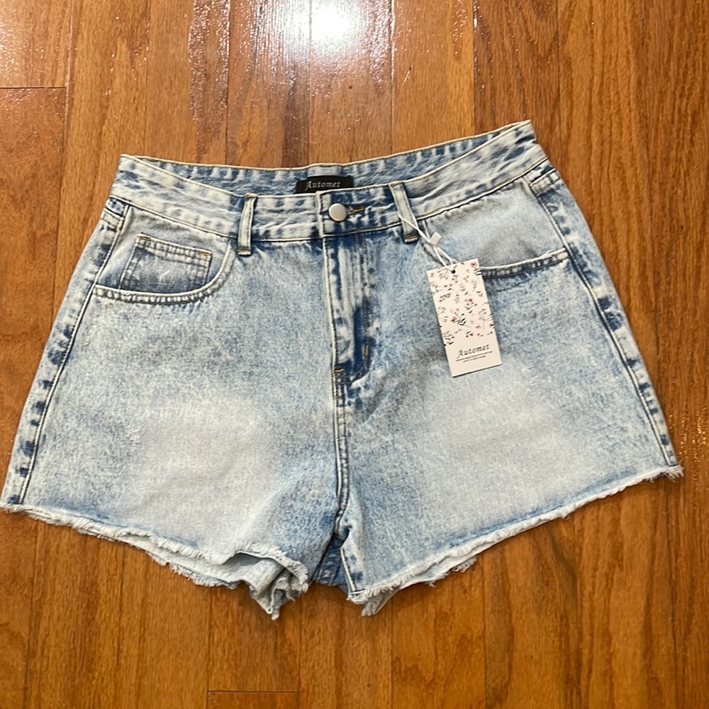 Automet Jean Shorts Women’s size large Light Wash zipper pockets high waist raw